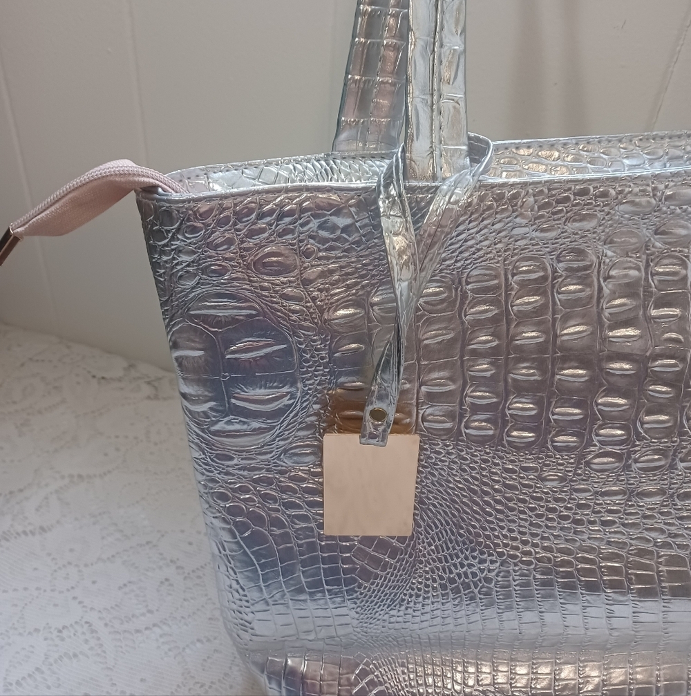 Silver Croc Tote - Picture 8 of 9
